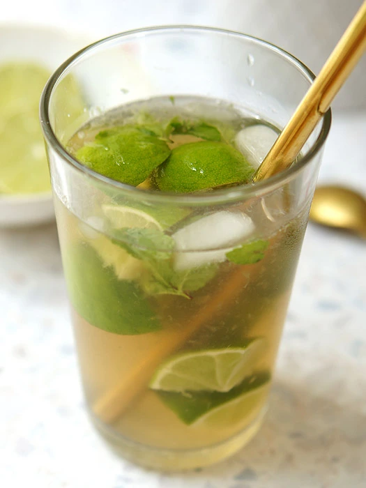 Fertig gemixter alkoholfreier Mojito mit goldenem Strohhalm aus Metall.