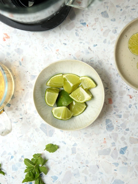 Geschnittene Limetten für den Virgin Mojito.