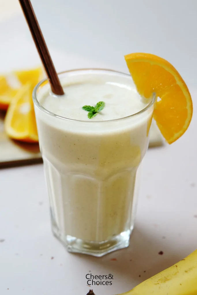Gesunder Frühstücks-Smoothie mit Banane, Orange, Haferflocken, Joghurt und Cashews. Grafik für Pinterest.