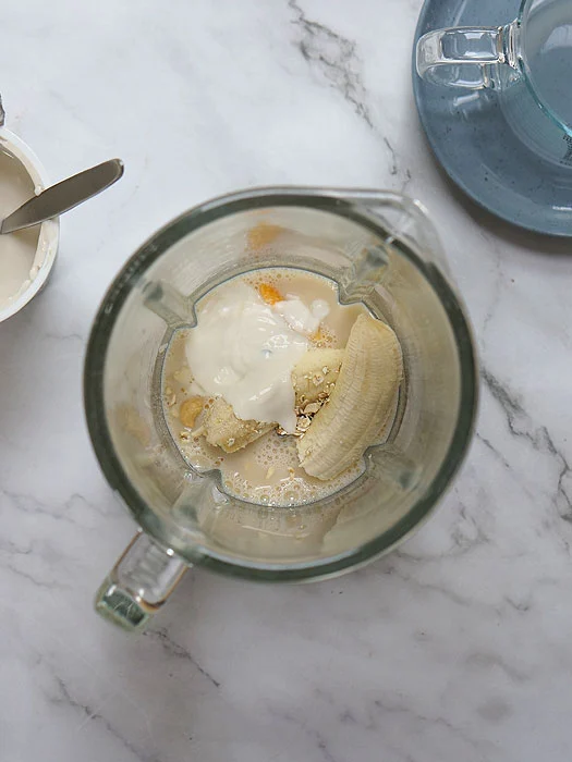 Joghurt, Hafermilch, Haferflocken und Cashews im Mixer.
