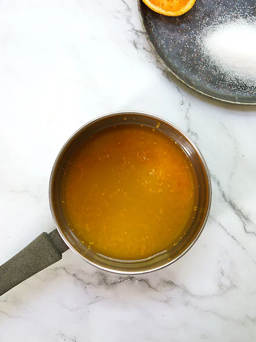 Orangen-Sirup im Topf für die selbstgemachte Limonade.